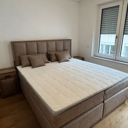 New Spacious Luxury At Rathaushausplatz *